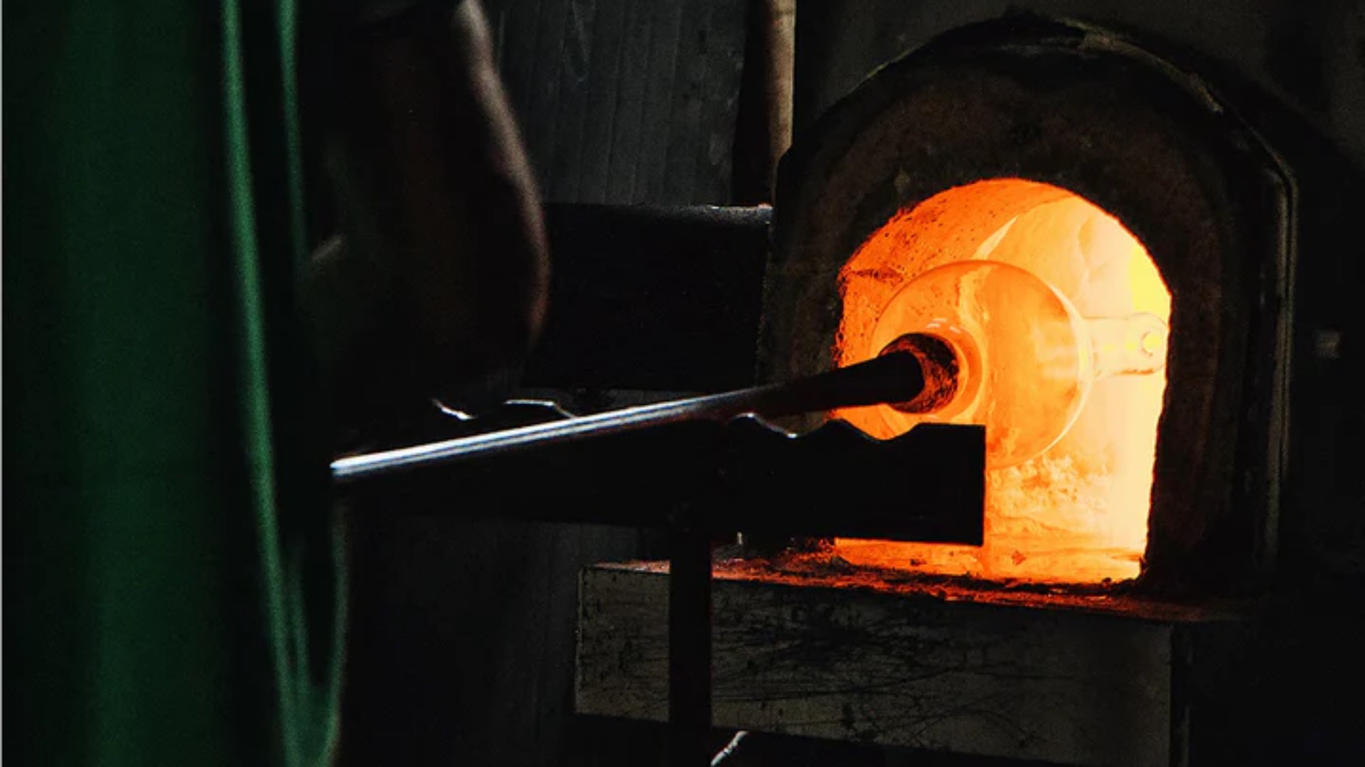 Maestro vetraio al lavoro alla fornace di Murano
